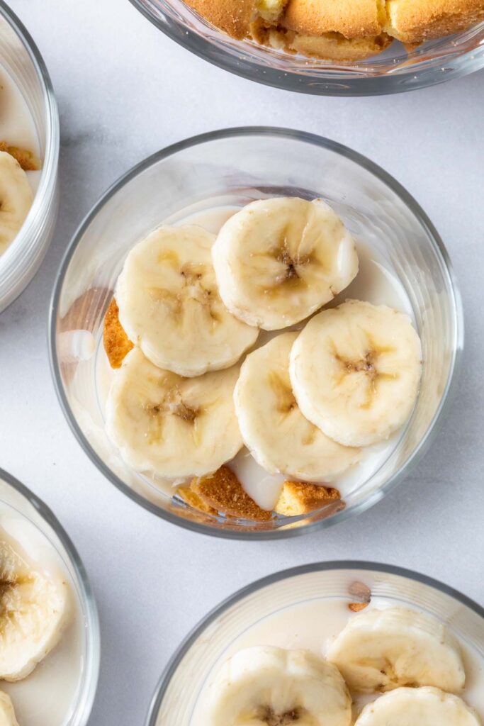 layer of bananas in pudding