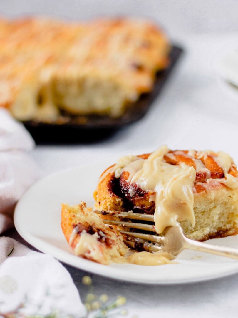 cutting cinnamon roll